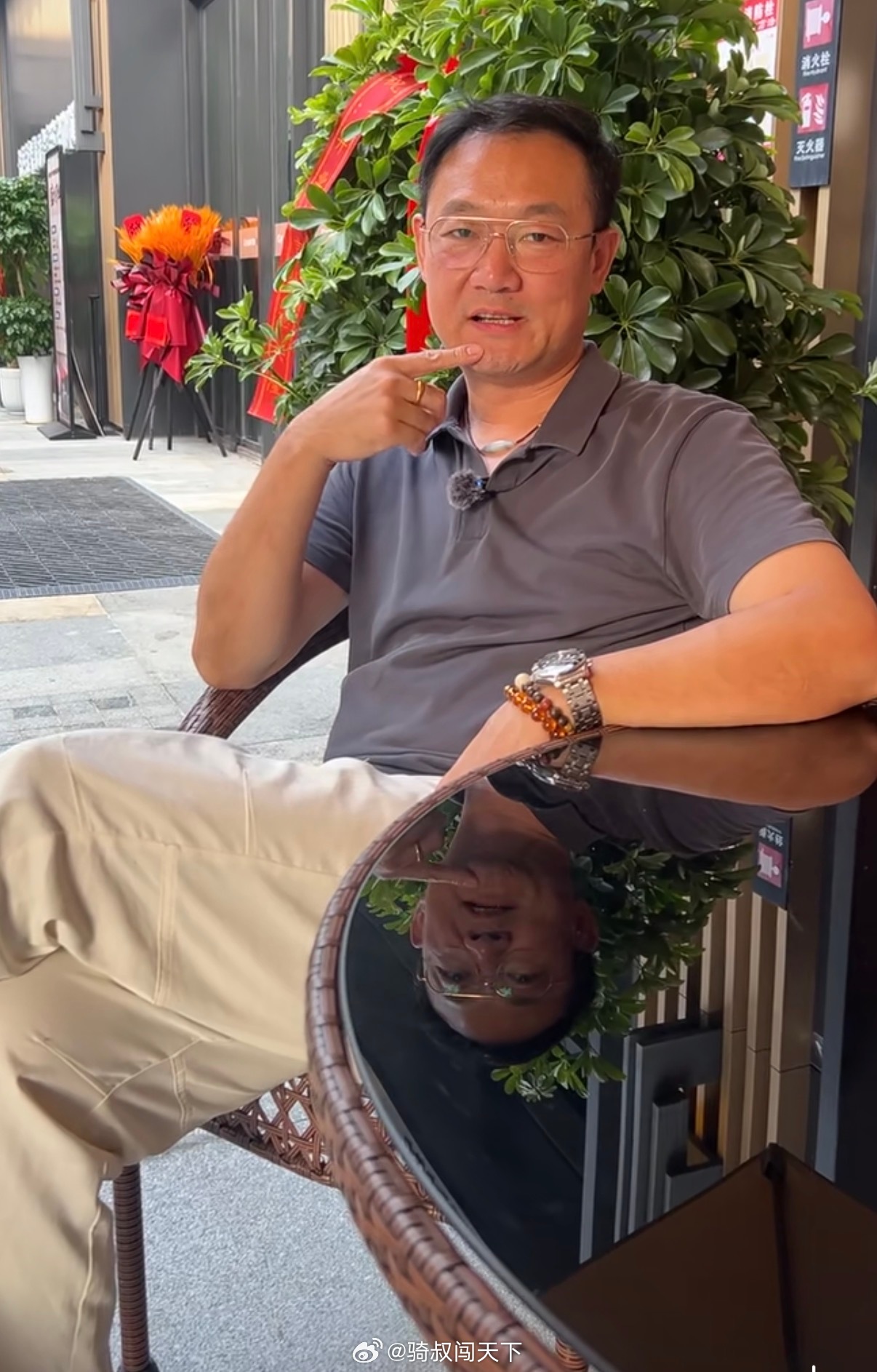 肖战黑色缎面西装红毯白玉兰刚落下帷幕，杨紫和肖战的热度还没散，金鹰奖这边已经杀疯