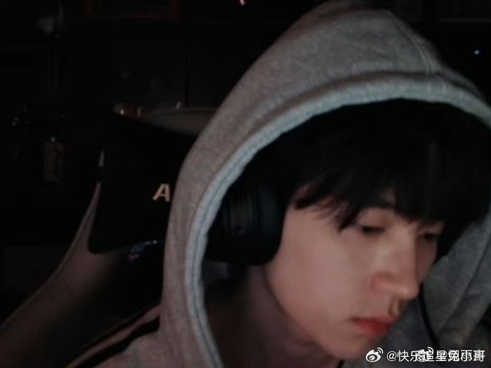 周翊然直播打游戏电竞男主适配度超高，坐等《翘楚》谢燕来，新歌新剧本快快安排 