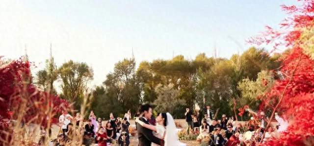 白举纲敦煌举办婚礼，妻子漂亮没戴任何首饰，蔡少芬周笔畅到场