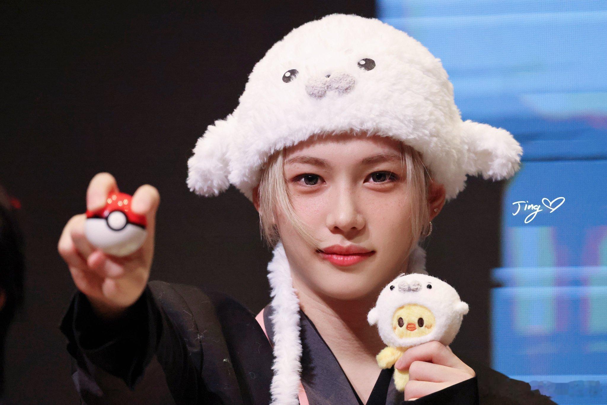 李龙馥不管戴什么类型的帽子都特别美萌李龙馥 felix felix