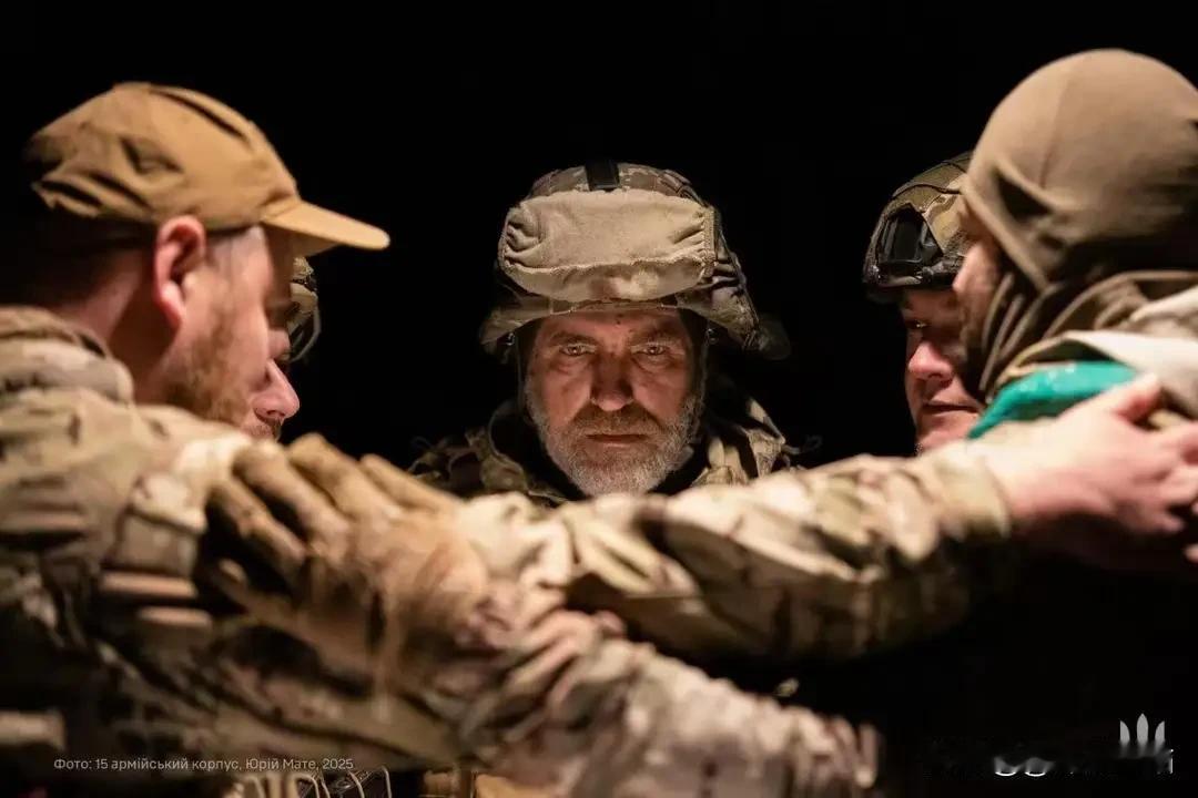 44枚勋章传奇落幕！乌军"战场屠夫"战死胡利亚伊波列，俄军战术革新改写战局
 