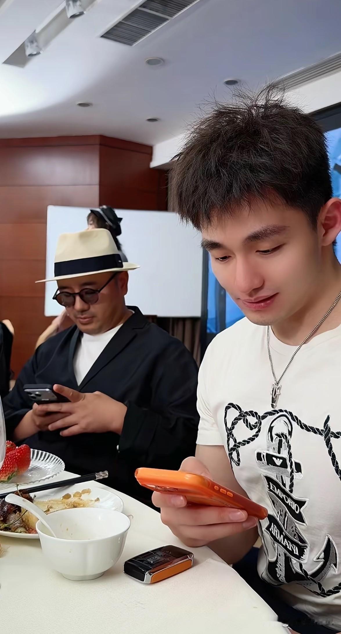 于文红也知道自己老了，说话也没底气呀！
她说“我们这个年龄的人，不会因为美貌被别