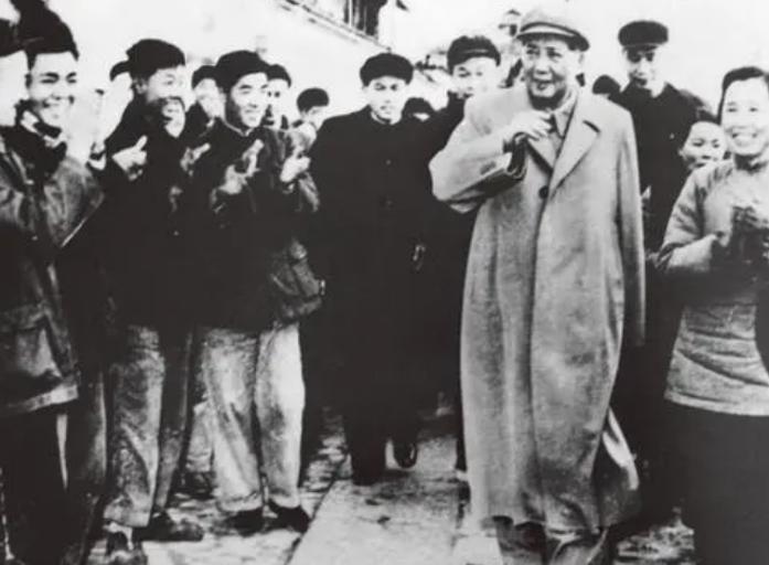 1958年毛主席视察广西，他的爱将韦国清试探：您敢吃蛇羹吗？
“主席，广西人待客