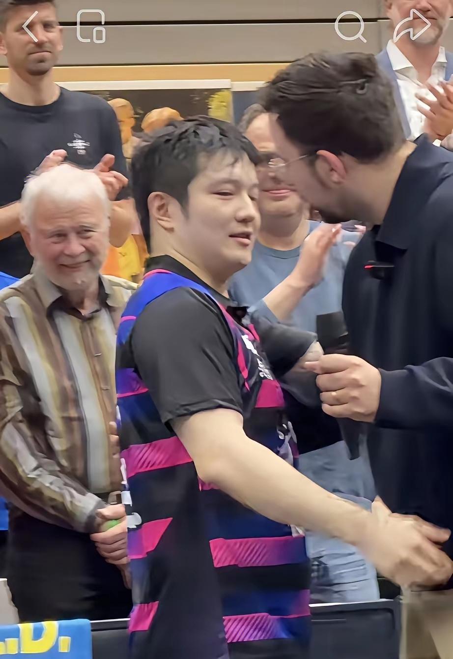 逗你一笑：
看到这张照片，你想到了樊振东的哪句“金句”？[呲牙]