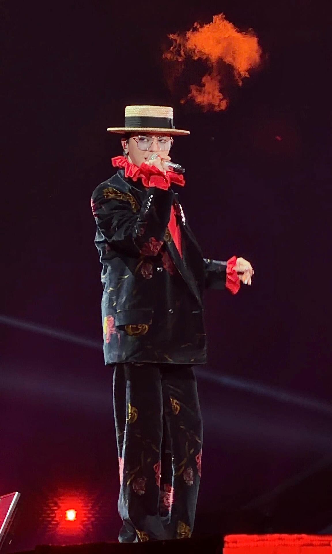 不敢想和权志龙HIBYE有多幸福四面台舞台嗨炸全场，唱跳全开火力拉满，还有专属中