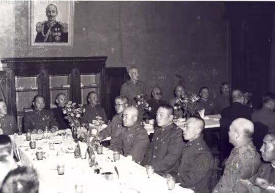 1948年10月2日，辽沈战役东北军政首长聚餐会