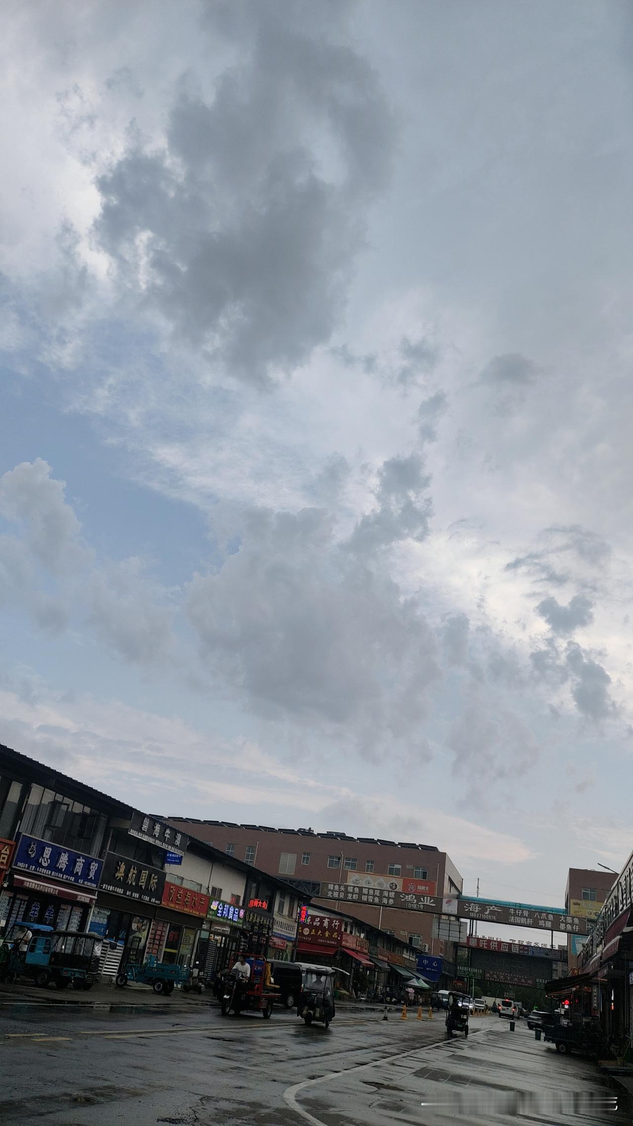 夏天的雨总是来的迅猛，不到五分钟雨就下得哗哗响了。
朋友把我们送到店门前，我们迅