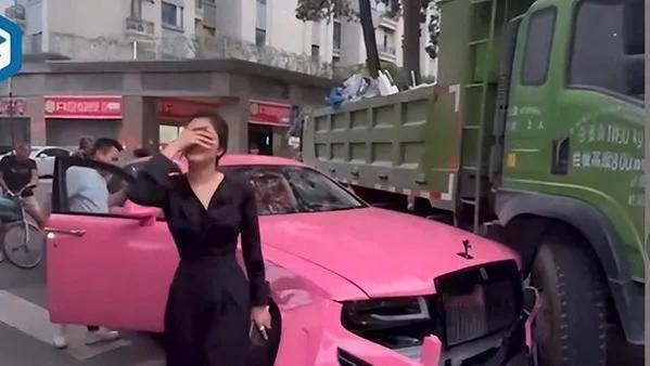 卡车撞劳斯莱斯免赔”被质疑摆拍，女车主含泪发声:被网络暴力，非剧本

由于车祸，
