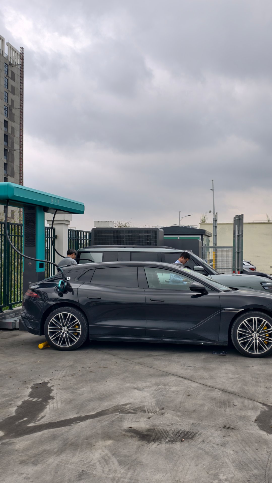 驭电客看车东莞同沙服务区闪充站已经开通，但是不少其他品牌的车主过来尝试，可能对闪