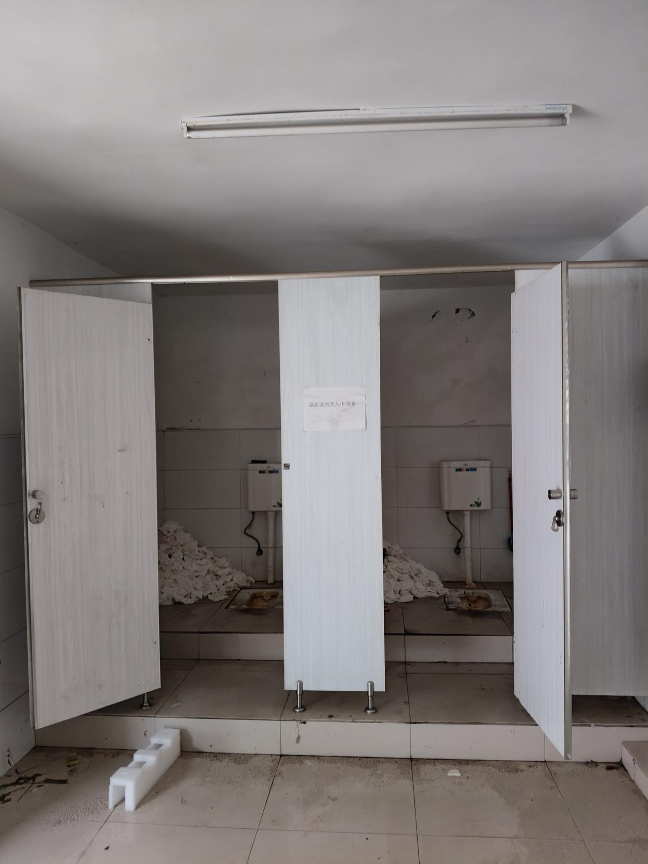 昨天下午，去一家公司办事，顺便方便了一下，没想到开了眼界。

绝大多数公司的方便