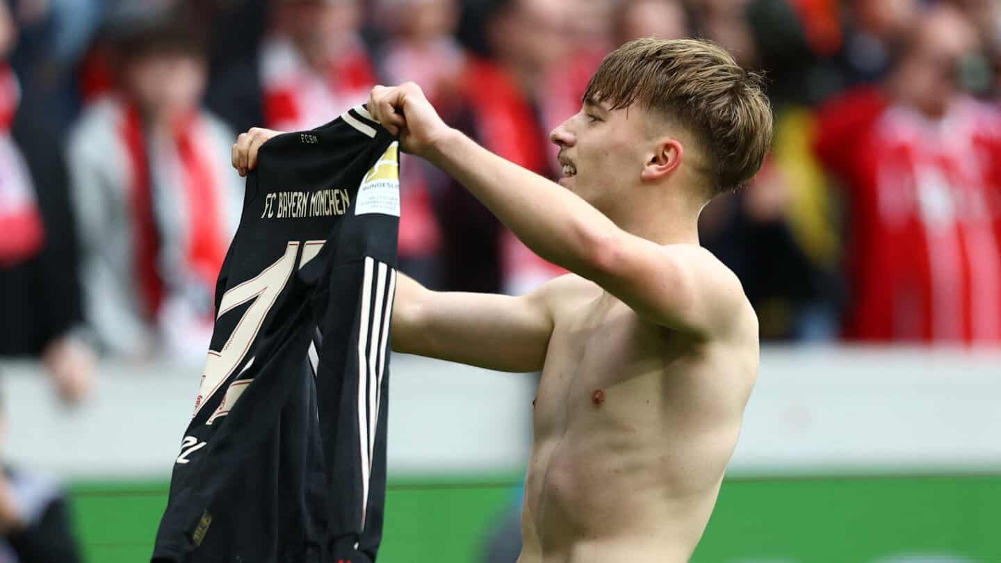 太雷霆了 这个庆祝居然是可以晾拜仁球衣的吗儿皇梦不要了吗孩子 卡尔坤续学坤续晾坤