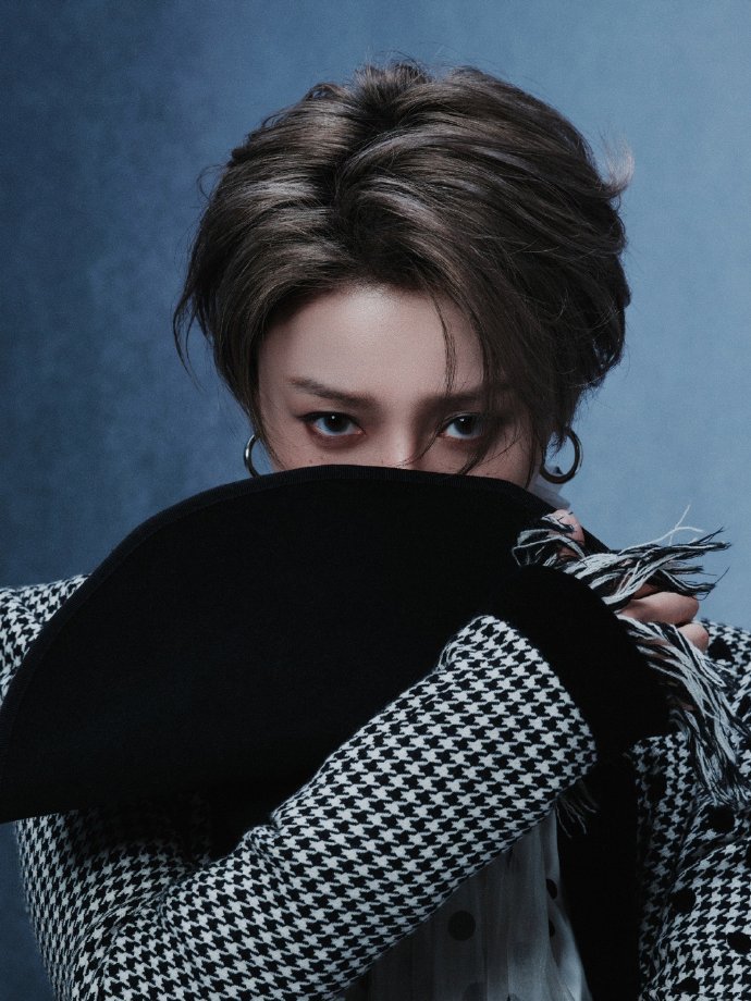 尖叫之夜出图刘雨昕尖叫之夜造型出图，身着Ronald van der Kemp 