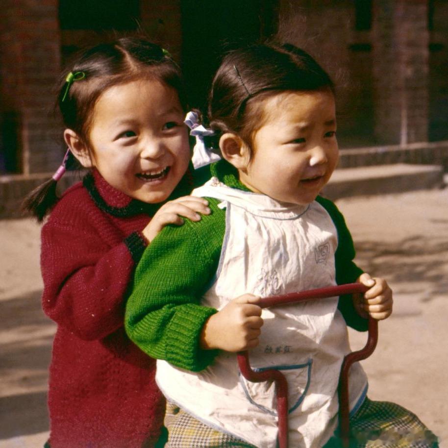 1960年，北京，在玩跷跷板的孩子们。摄影 敖恩洪 李兰英Children pl