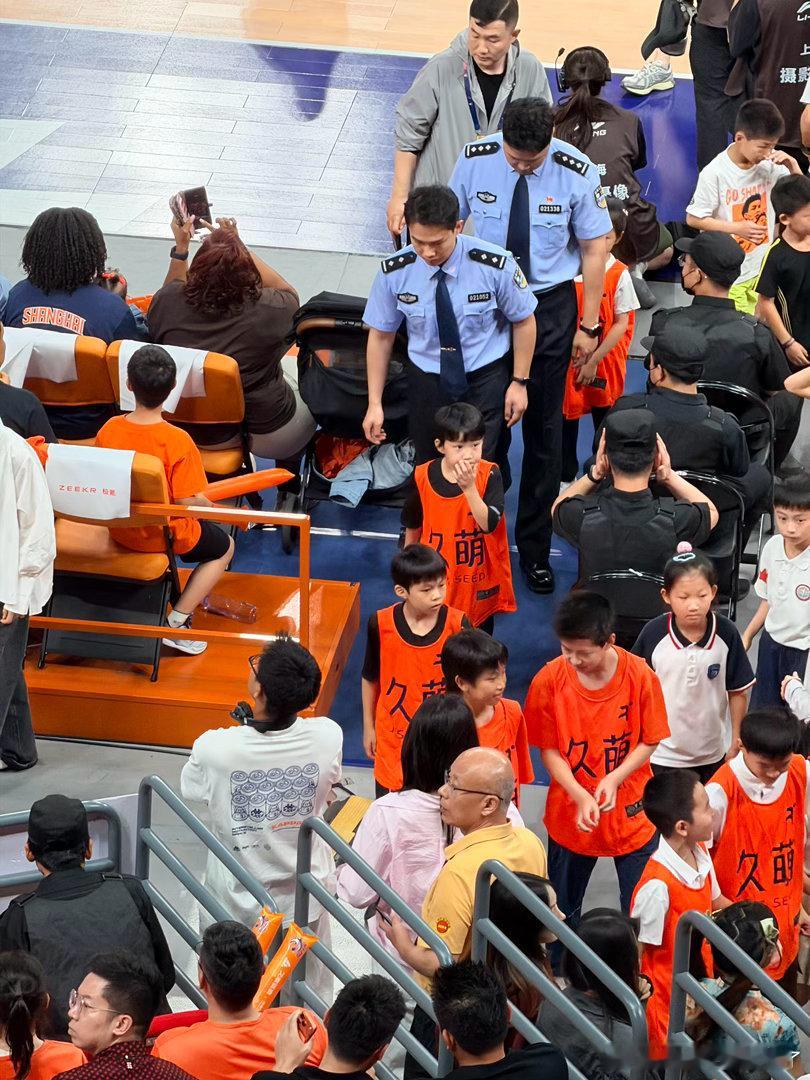 CBA总决赛全是大场面CBA上海男篮时隔24年夺冠姚明现场督战，郭艾伦、朱芳雨坐