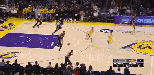 NBA 这腿长太夸张了……文班亚马后脚跟还踩着三分线，就直接起三步上篮，最后还是