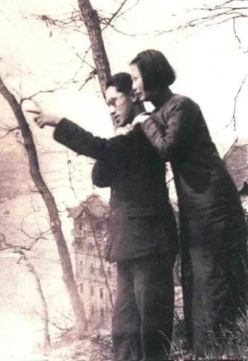1938年秋冬，沈安娜、华明之在重庆嘉陵江畔，定格了这对革命伴侣在抗战大后方意气