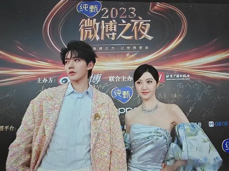 不说别的邓为确实帅，尤其身材太好了，小头宽肩个子高，穿衣服就基本不会难看，95红