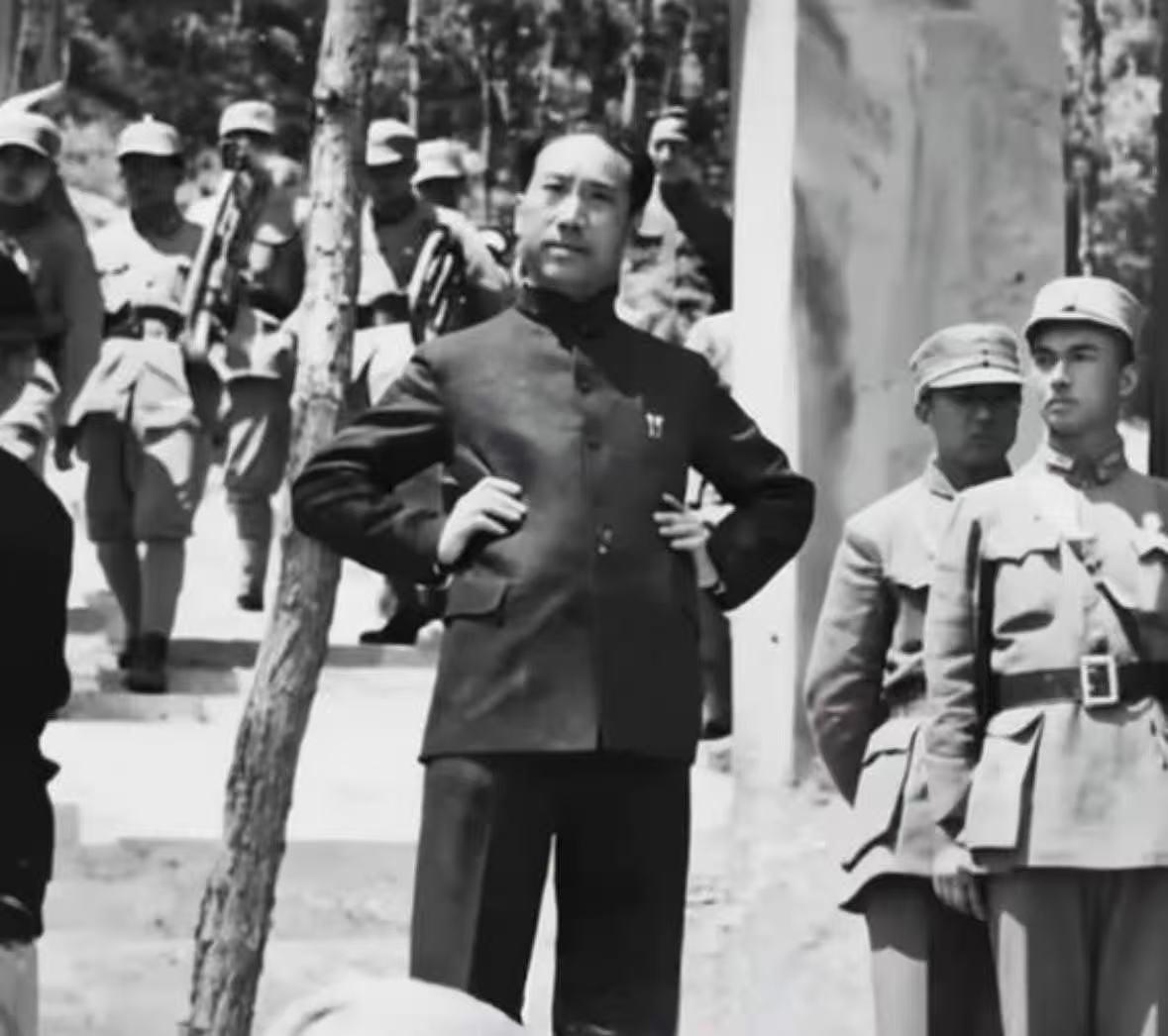 下图是谁？有大神认出来没？堪称民国时期几大美男子之一啊！照片应该摄于日寇投降那年