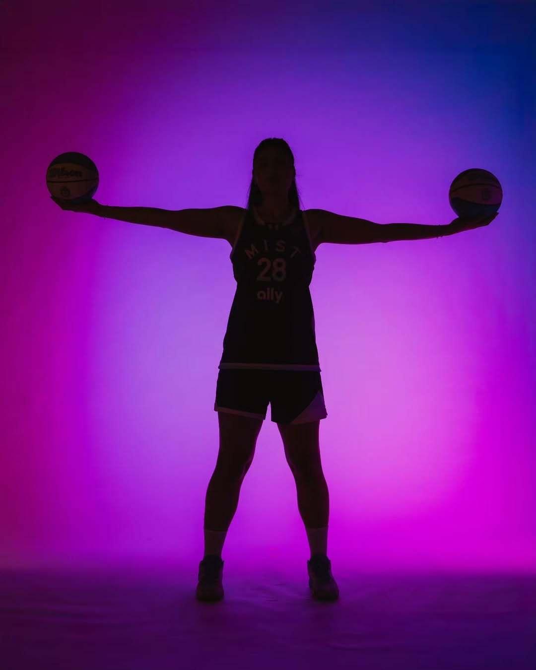 来，看看这张图片是咱们女篮哪位运动员？

她个人职业生涯全新的联赛马上就要开始了