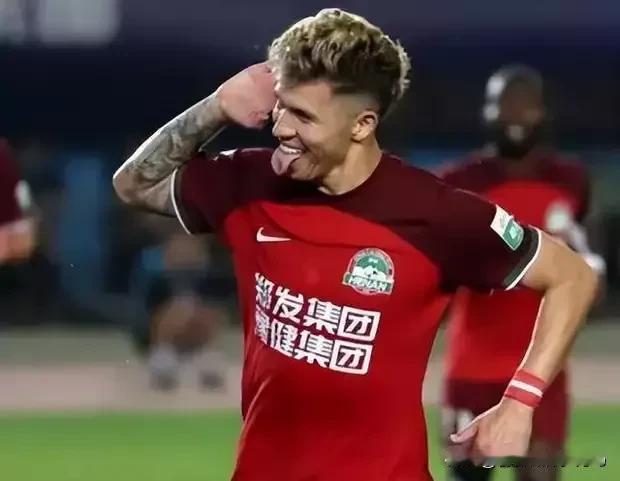 【河南队外援纳萨里奥续约2年，有望归化成为国足的中场核心】在河南足球的璀璨星光下