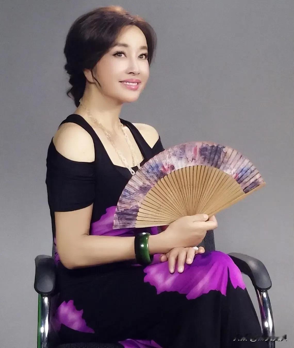 刘晓庆真正的活成了女王，令人敬佩。但不建议女性去学习她，第一是学不会，第二是普通