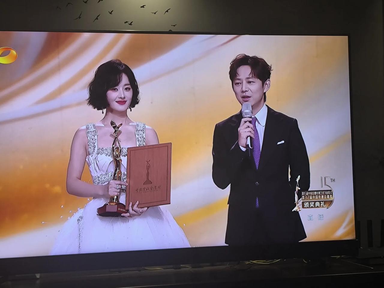 赵丽颖获得2024金鹰奖“最佳女演员奖”，名至实归

好事又一次发生在赵丽颖身上