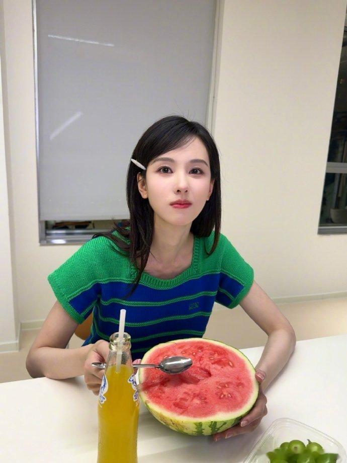 陈都灵吃西瓜live图 陈都灵吃西瓜live图，太萌啦！ 陈都灵晒夏天的第一口西