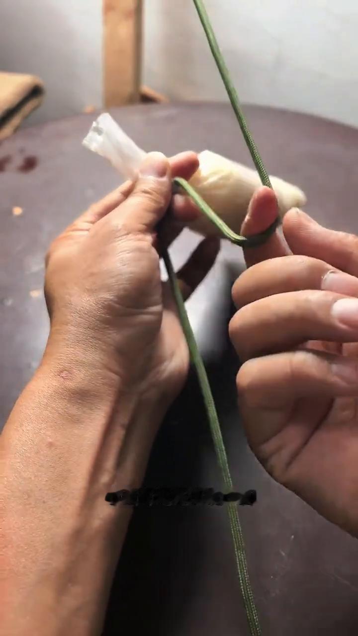 这一招真是太妙了，借助绳子给塑料袋打结真方便，袋口太短就可使用此方法。把袋子放在