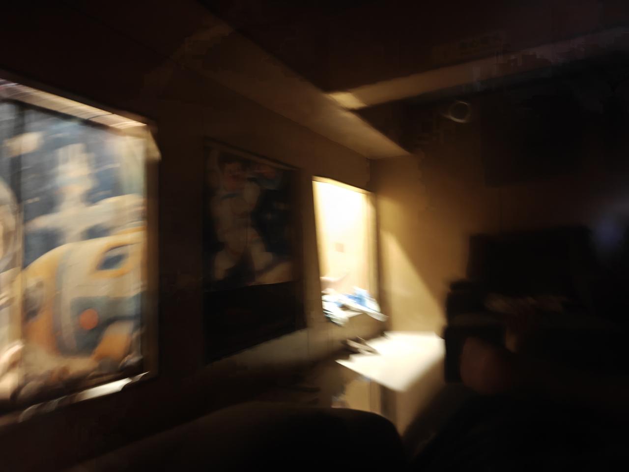 包房关灯后，发生什么事情？
当中这个关灯的小包房
先是一个男人进去，
后面又进去