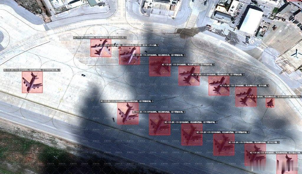 两架波音RC-135铆钉联合侦察机和11架波音KC-135同温层加油机加油机在希