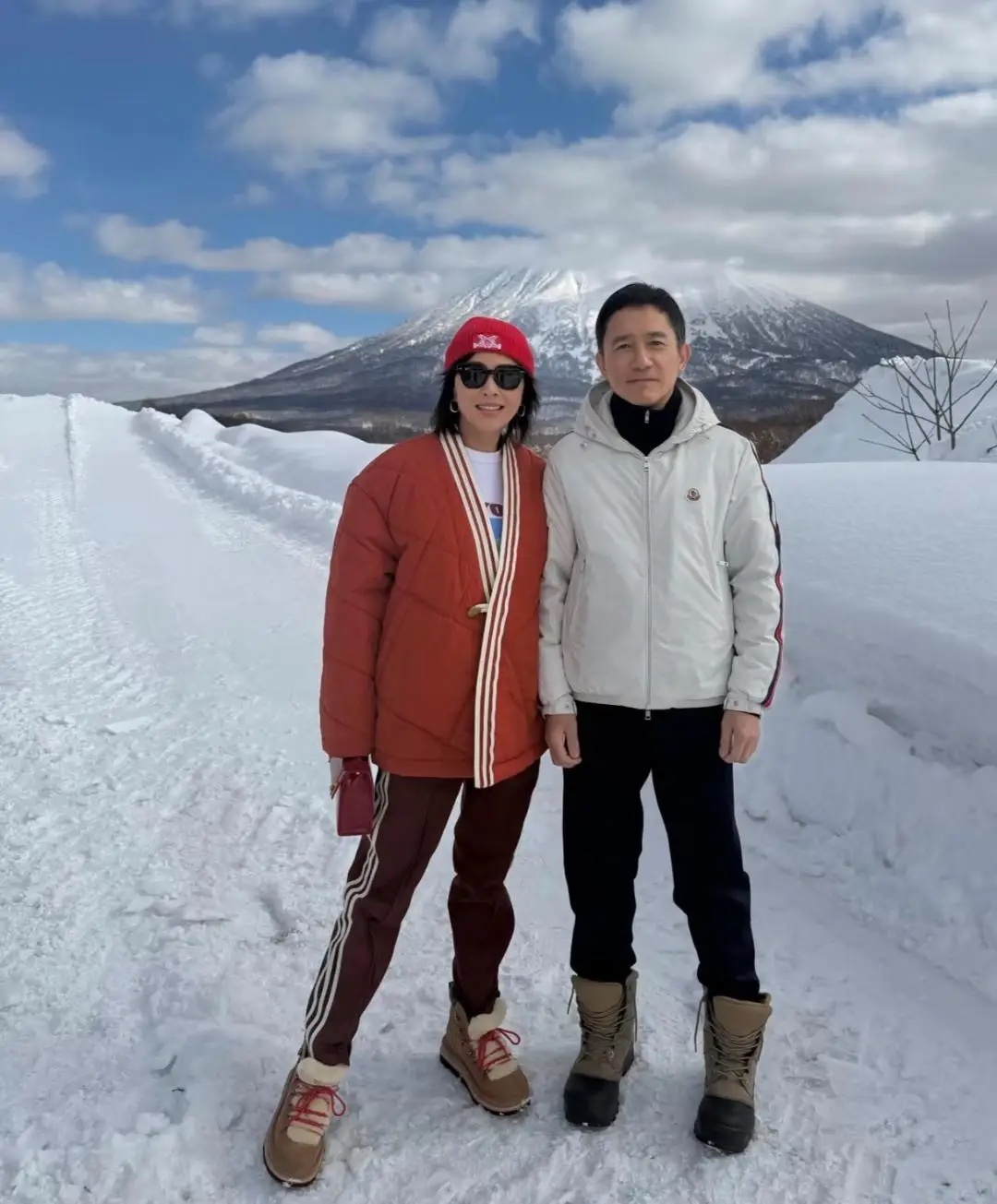 60岁刘嘉玲和老公梁朝伟晒出在日本过农历新年，夫妻俩人现身富士山雪山看风景，他们