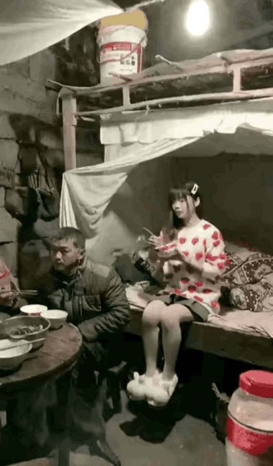 家庭条件差了点，但是可以看出家庭合睦，家里很干净没有任何违和感家的相处之道 两口