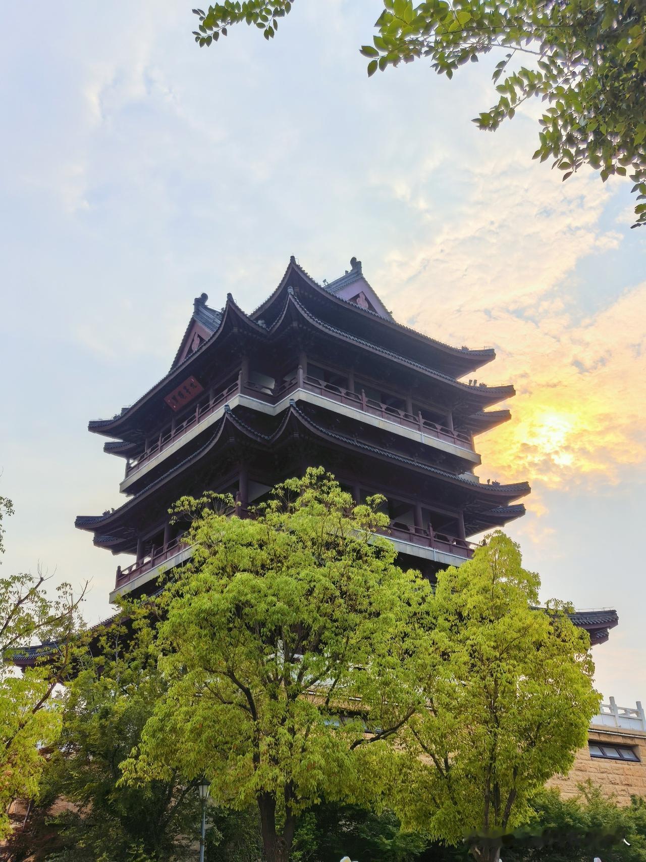 晨光中的小黄鹤楼，萃园的九峰阁，被许多常州人戏称为“小黄鹤楼”。夏日清晨，浮云欲