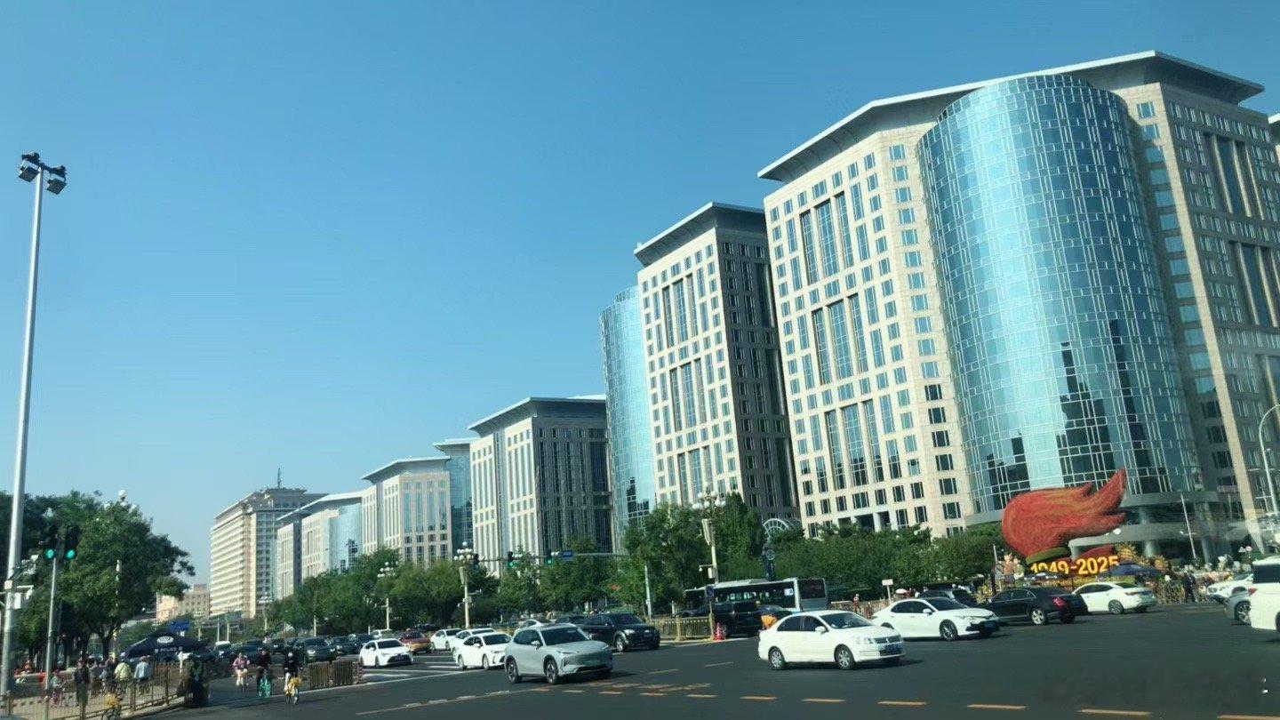 一边说要刺激经济，一边限制大家购房购车，尤其限制购多套房，多套车，大家不觉得哪里