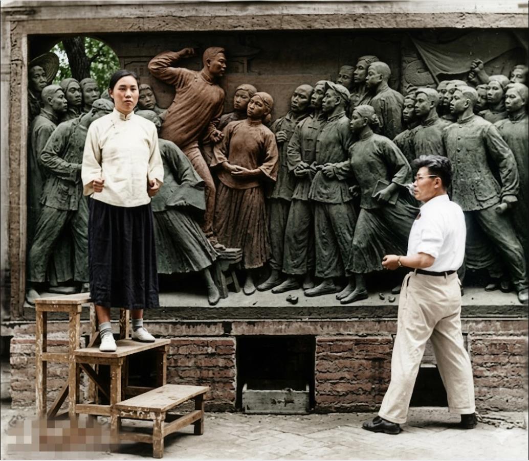 1953年，雕塑家滑田友站在一旁，看着木凳上的女模特——她穿着白上衣黑裙子，正是