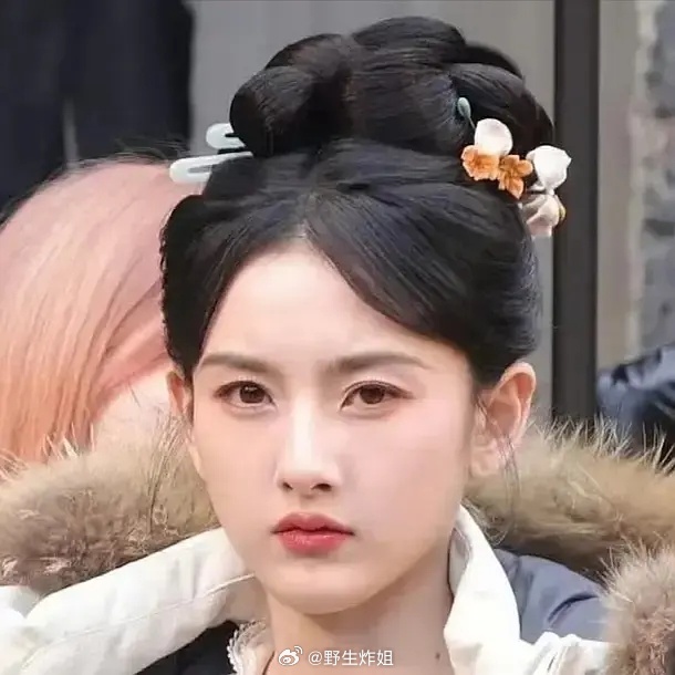 宋祖儿司宫令妆造比表妹万福差远了艾闻又翻车了 