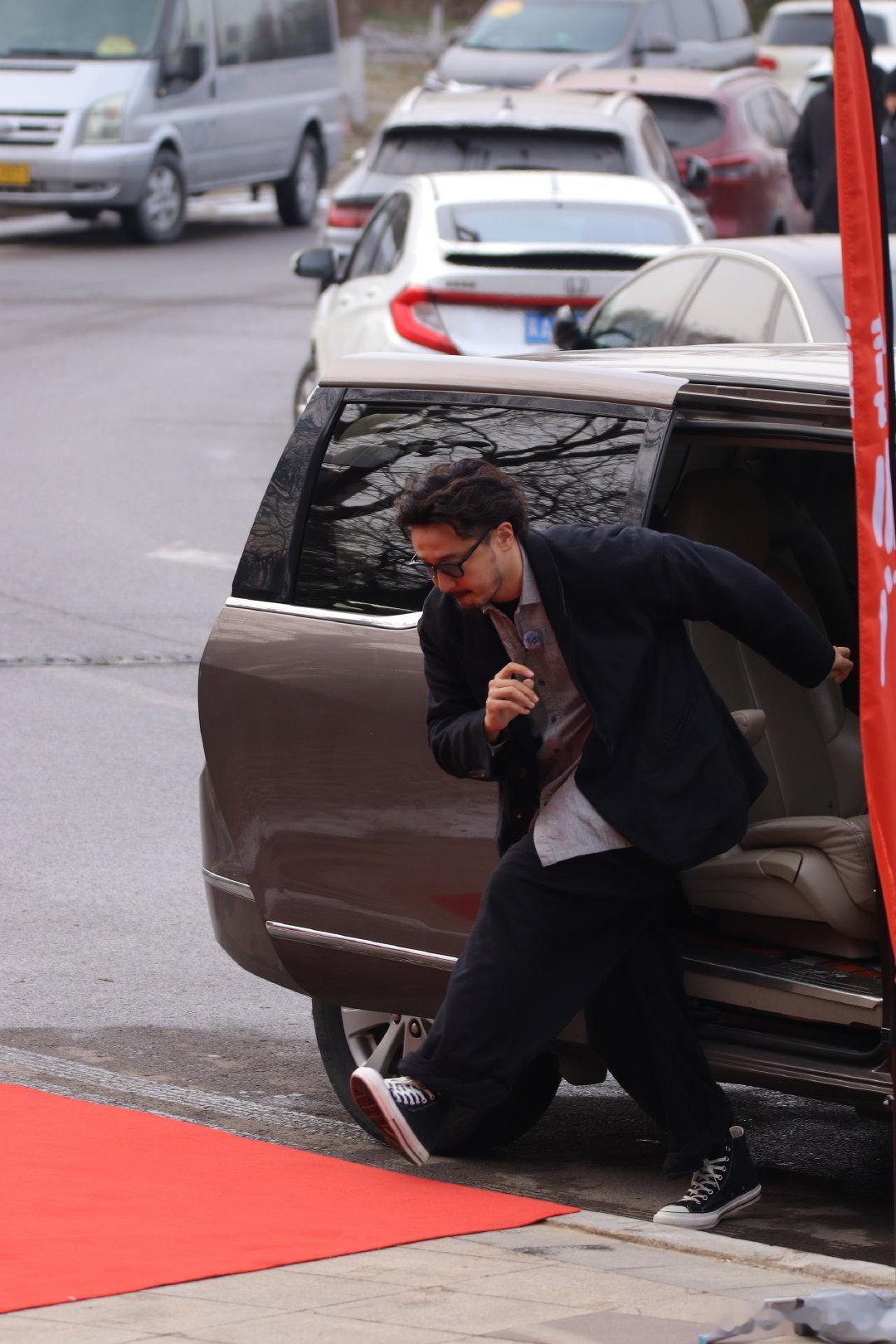 王传君 野人回内娱走红毯周五晚高疯 红毯上别人都在卷造型，王传君在卷松弛感。半卷