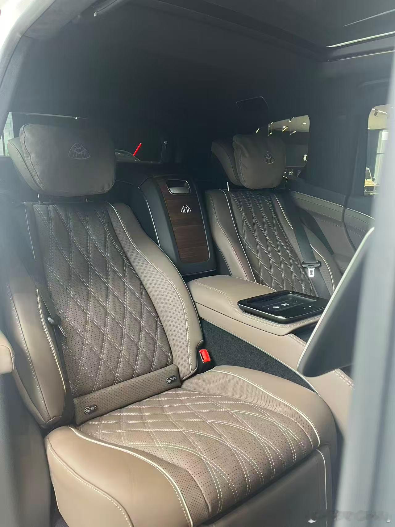 迈巴赫GLS600  白/松露棕974 拍卖车 +贝母白18000+内饰组件13