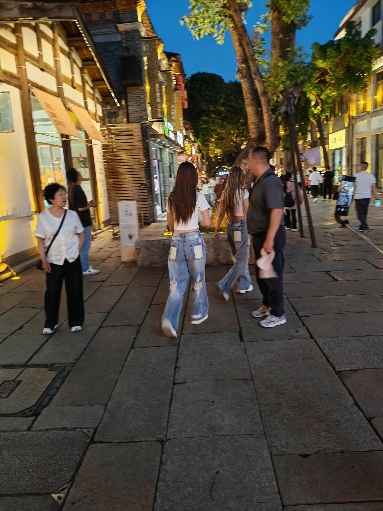 拍好穿牛仔裤的人像模特，光线很关键。侧光可以勾勒出模特身形，增强立体感。比如在傍