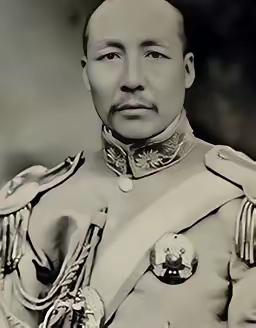 1935年，一名女子走到孙传芳背后，突然掏出手枪，朝着孙传芳连开3枪。第一枪子弹