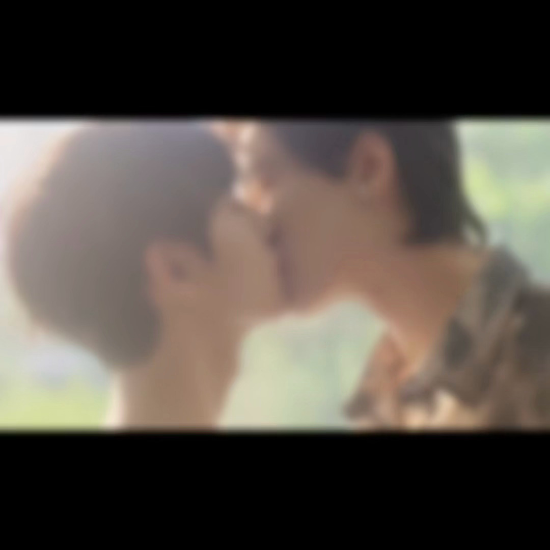 “任凭四季流转，夏天总会如约归来；而我也会像奔赴盛夏一样，一次又一次地坚定走向你