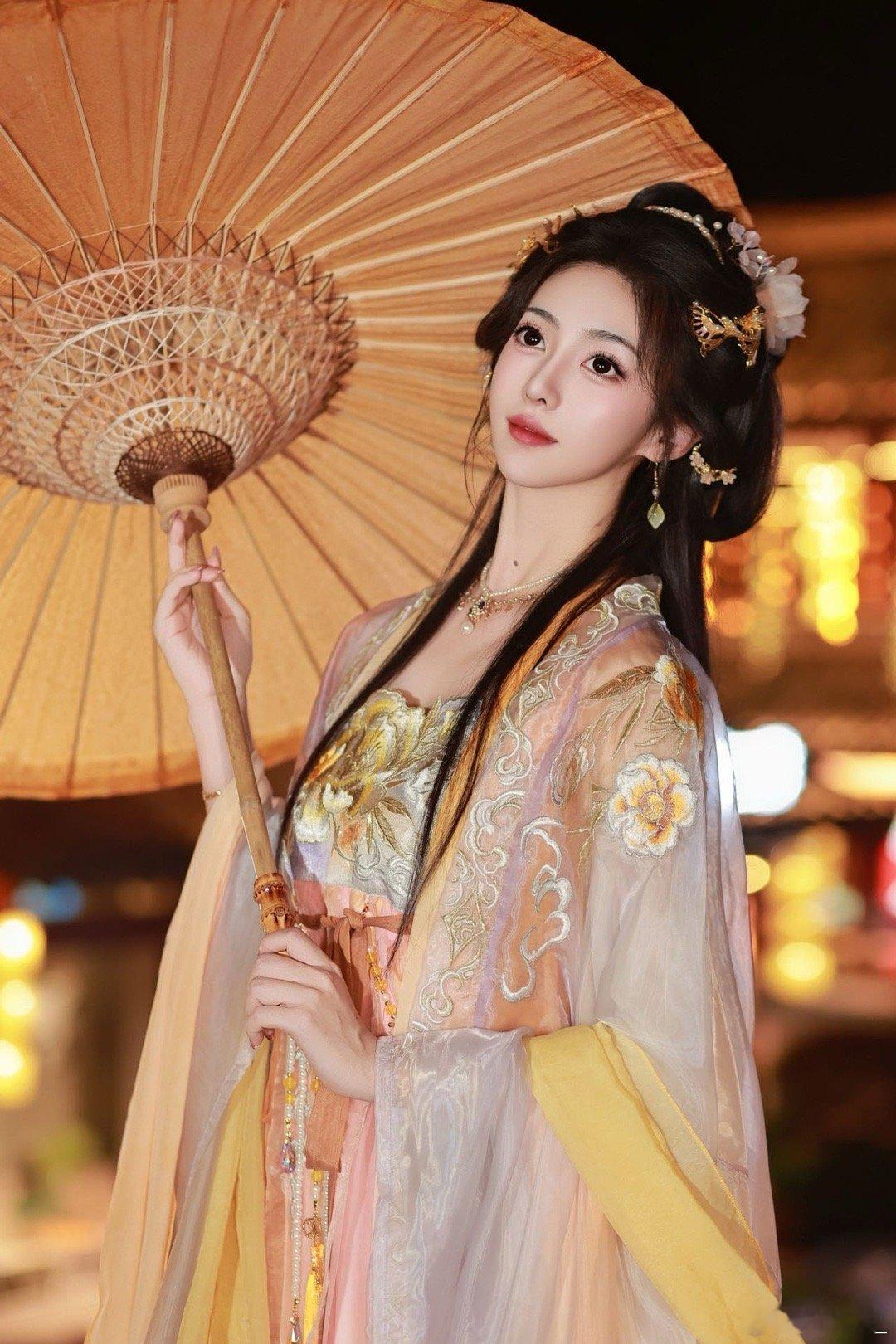 王家茵服装不基础唱跳更不基础  我这是看到仙女了吗？[拜托][拜托]王家茵长相不