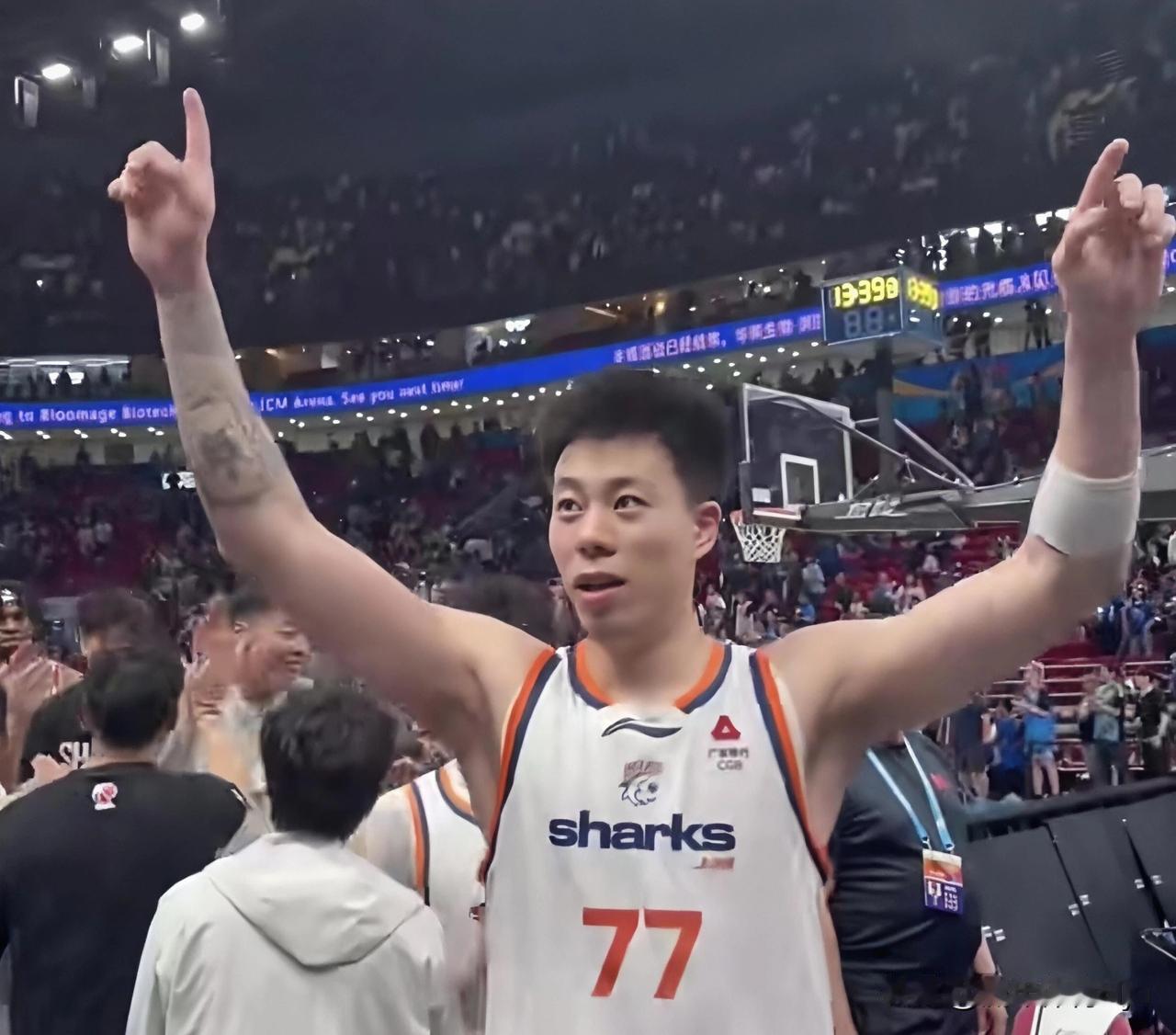 张镇麟加盟上海男篮后，引发的蝴蝶效应如下：

张镇麟离开辽宁男篮后完成彻底蜕变，