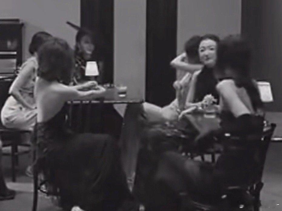 蛋蛋后的童年女神[手指比心] ​​​