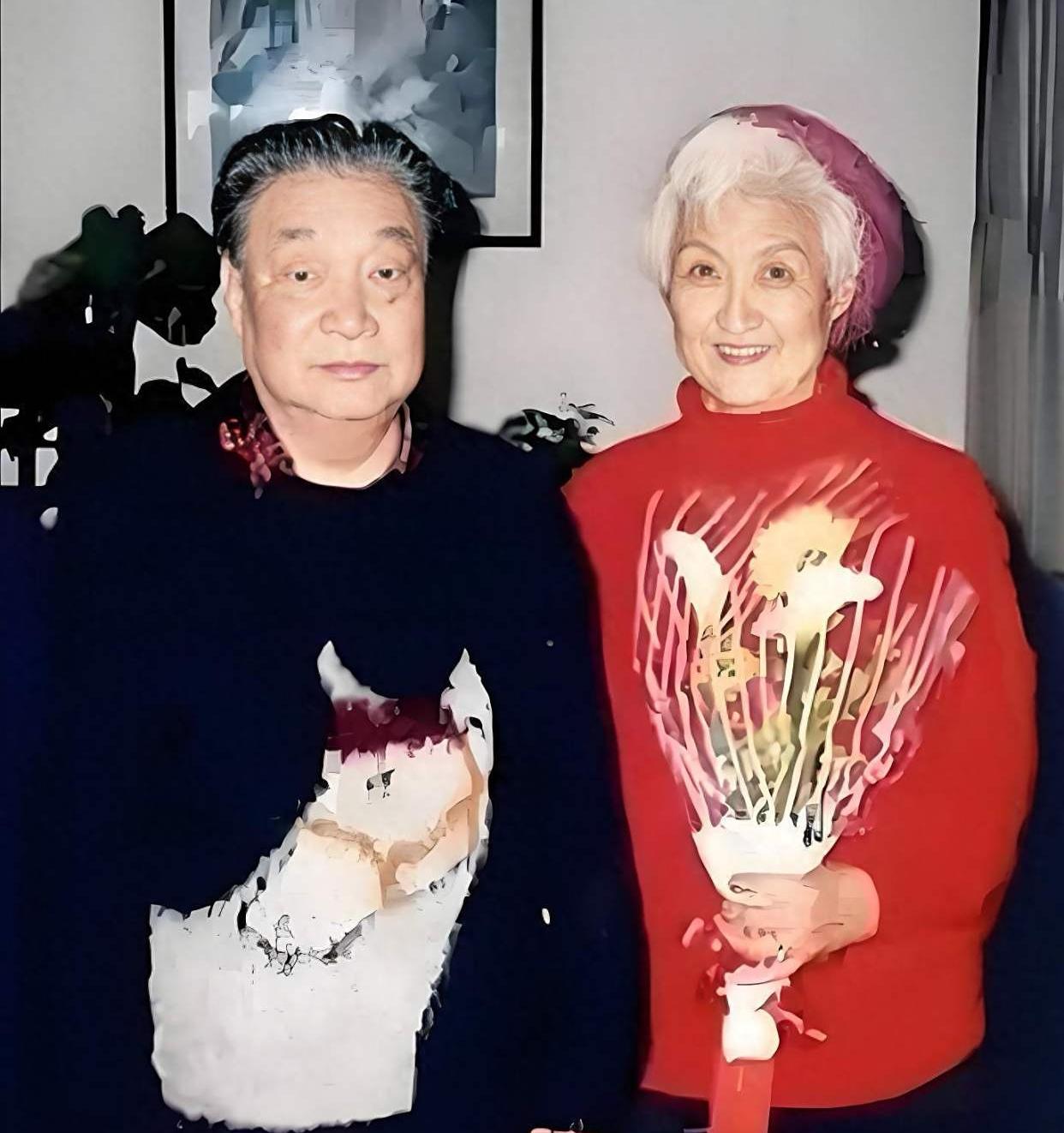 [微风]2005年，作家冯亦代在临终之际，抓着妻子黄宗英的手，求她：“能不能把我