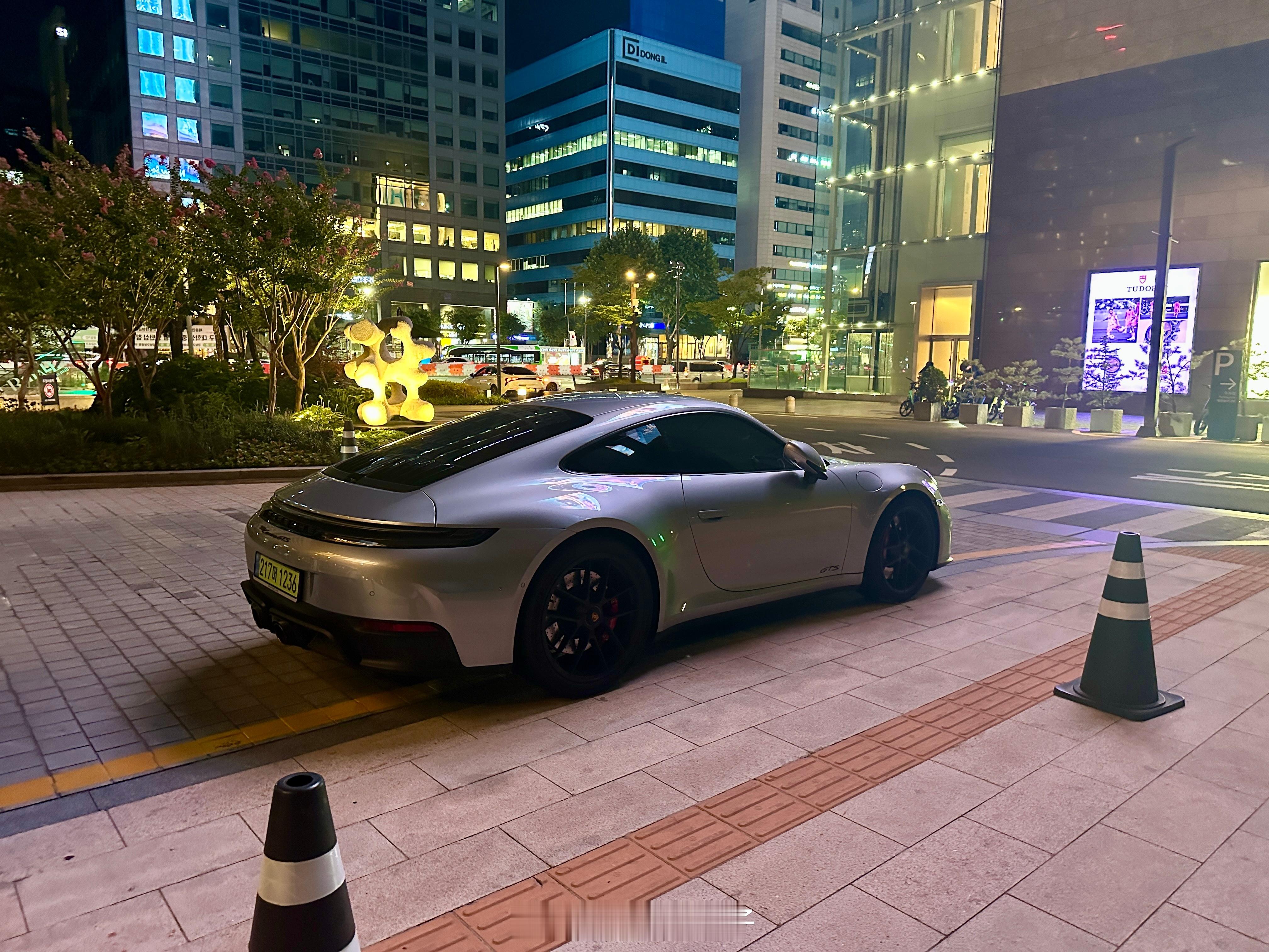 酒店楼下偶遇保时捷 992.2 GTS，可惜不是带空气套件的版本汽车保时捷911