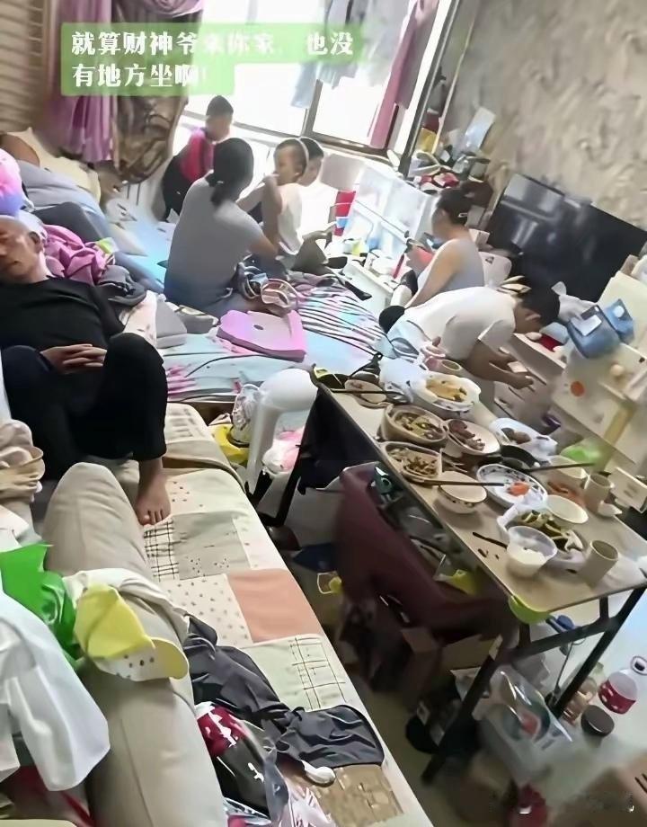 一屋子居然没一个收拾的，太压抑 