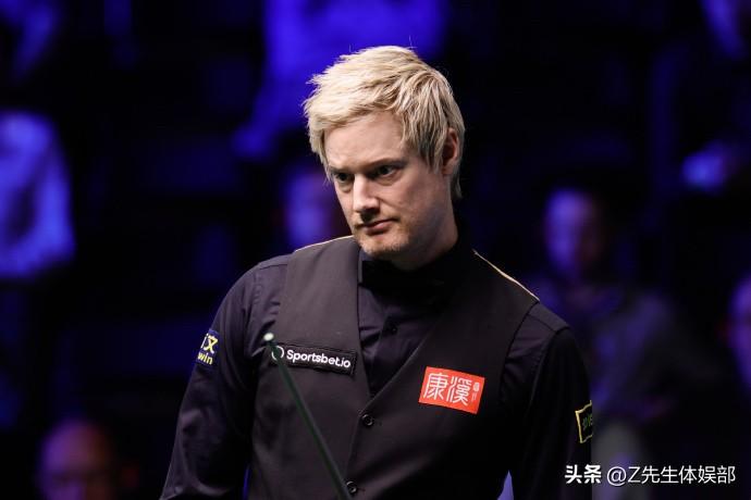 尼尔·罗伯逊在追逐个人第三个巡回锦标赛冠军的道路上继续前进，他在比赛中一度情绪波