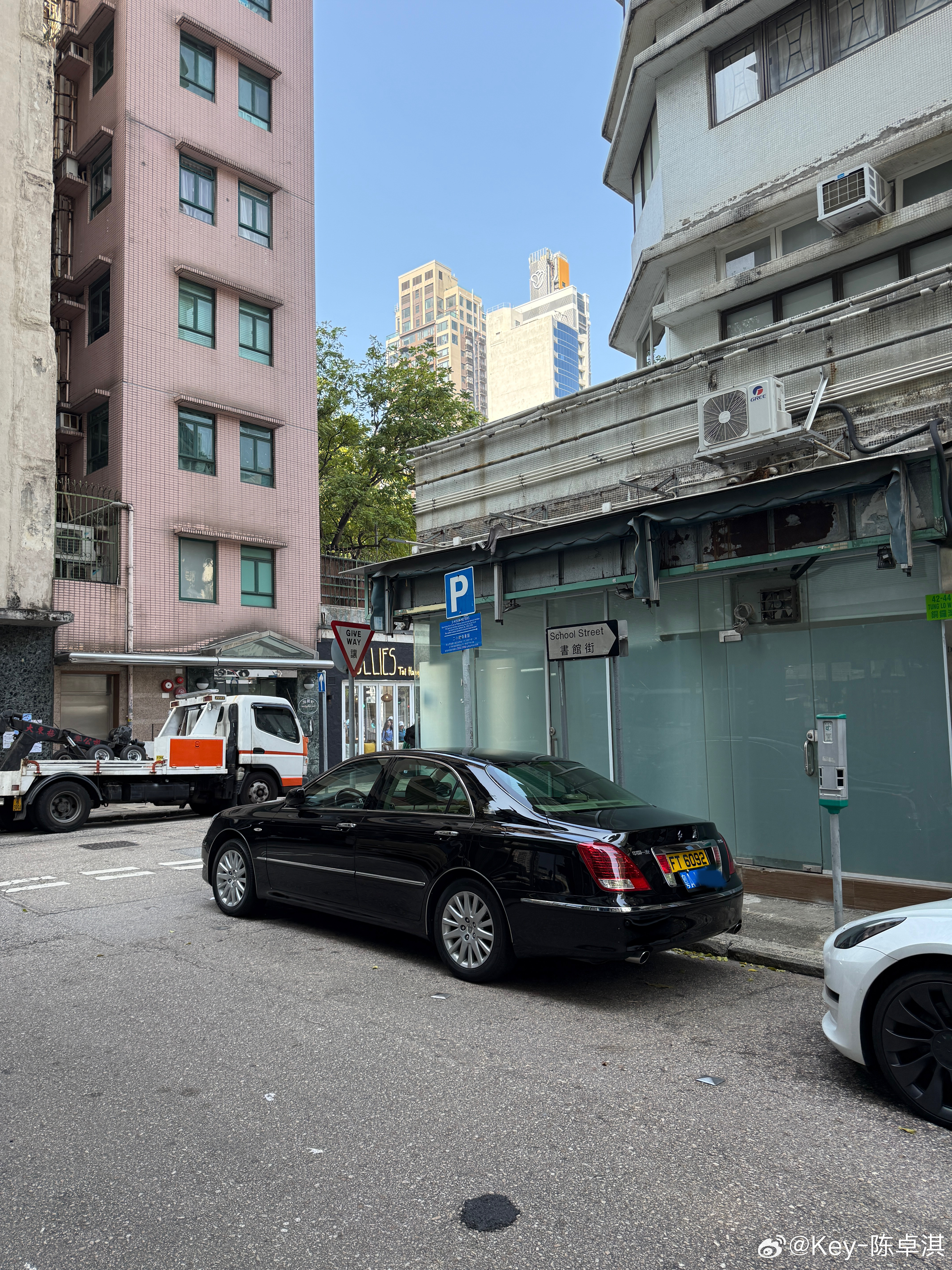 在香港停咪表，听到路人在讨论这台红旗很有旧奔驰的feel，还真的是！特别是车尾的