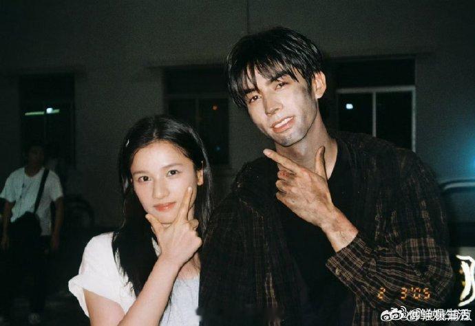 宋威龙张婧仪何瑞贤野狗骨头修罗场野狗骨头野狗骨头名场面持续发酵，对峙现场气氛微妙